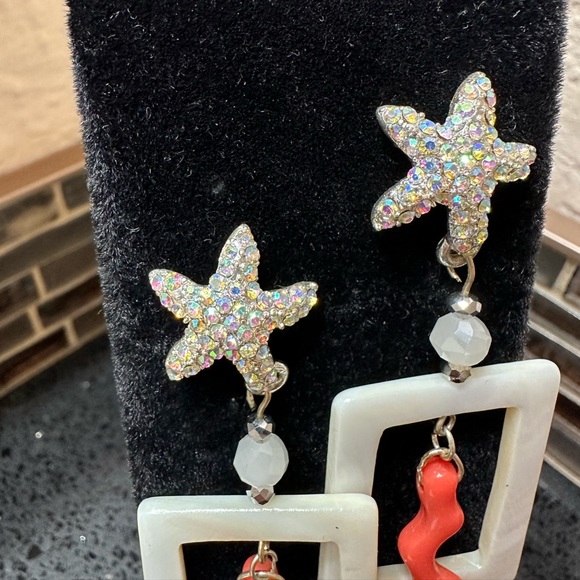 Crystal and mother of Pearl stud earrings - Picture 2 of 4